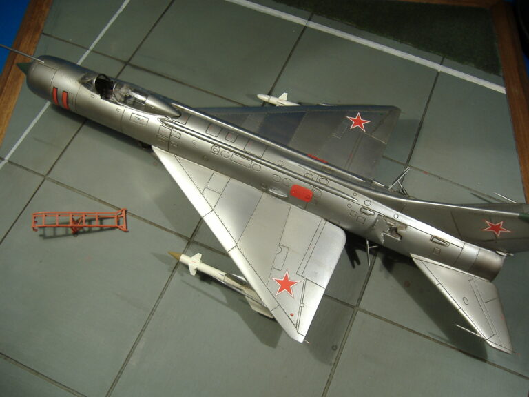 Una lunga dinastia di fratelli e fratellastri. Sukhoy SU-11 Fishpot C – Conversione KAZAN su base SU-7 Fitter della OEZ in scala 1/48.