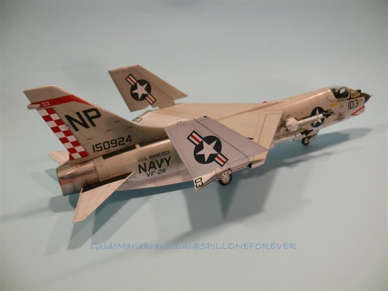 Una vecchia gloria…. – F-8E Crusader dal kit Monogram in scala 1/48.